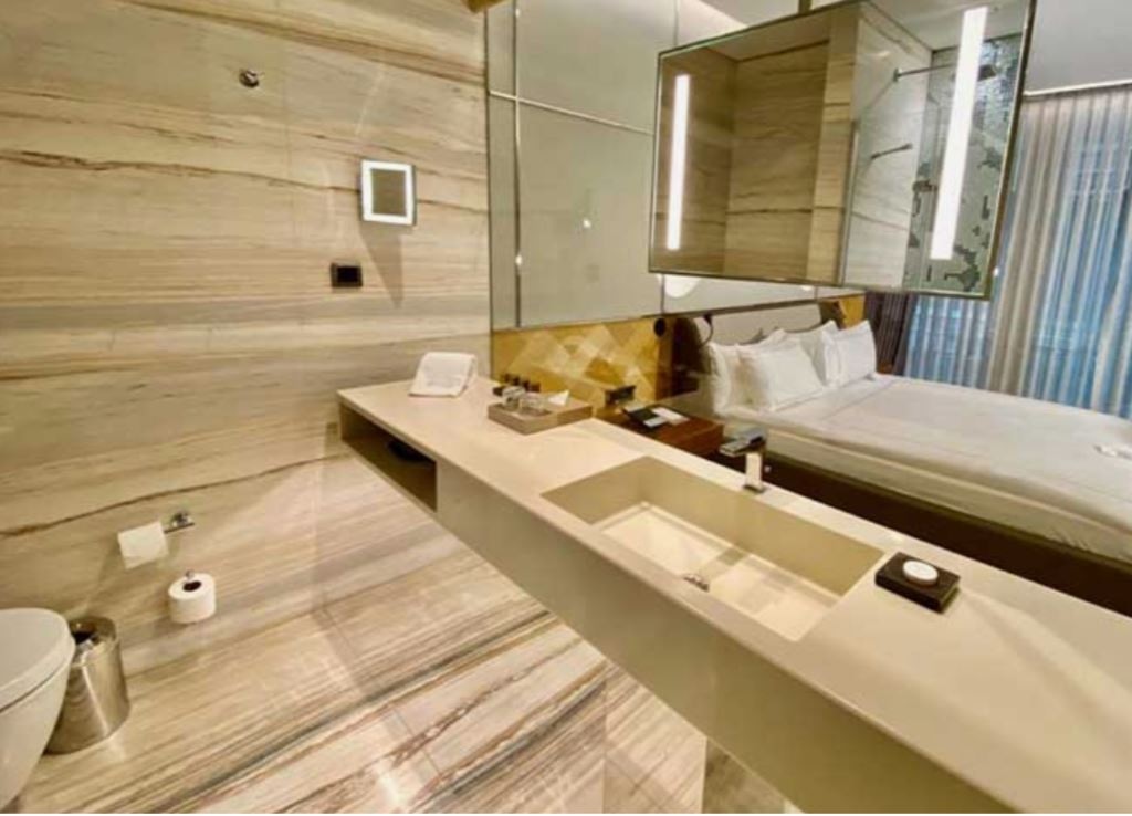 rooms-deluxe-king-room