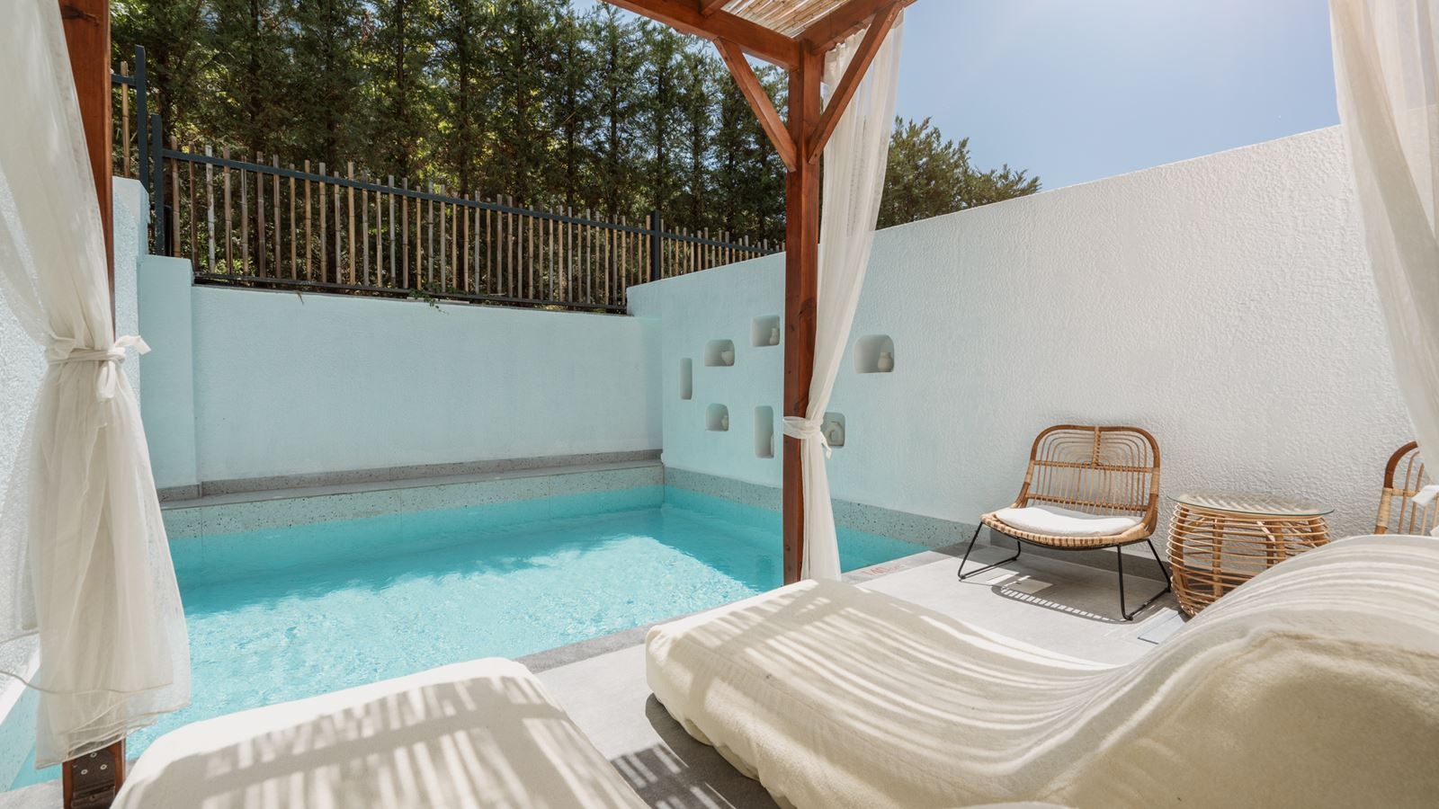 rooms-royal-honeymoon-room