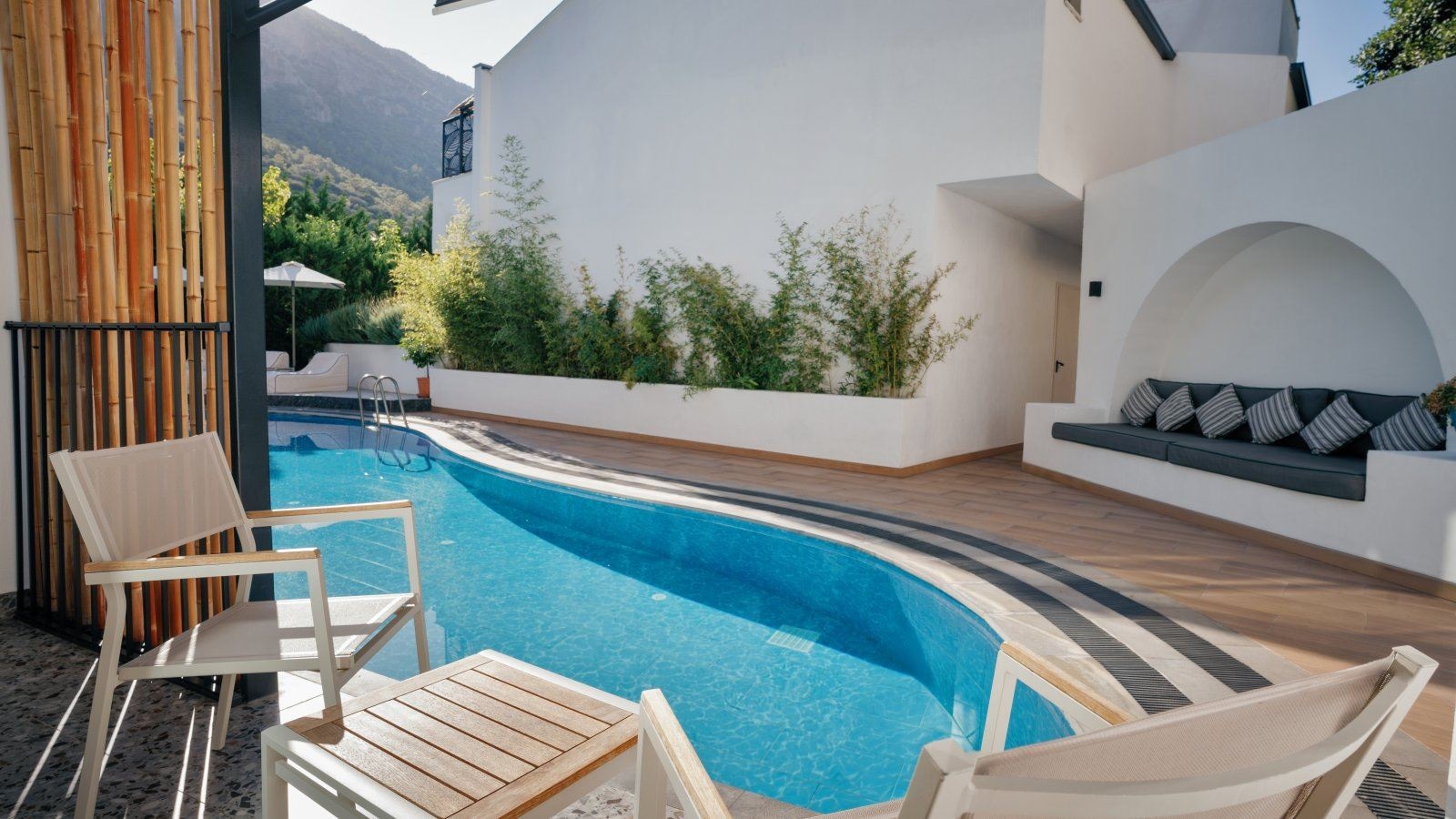 rooms-swim-up-room-with-sharing-pool