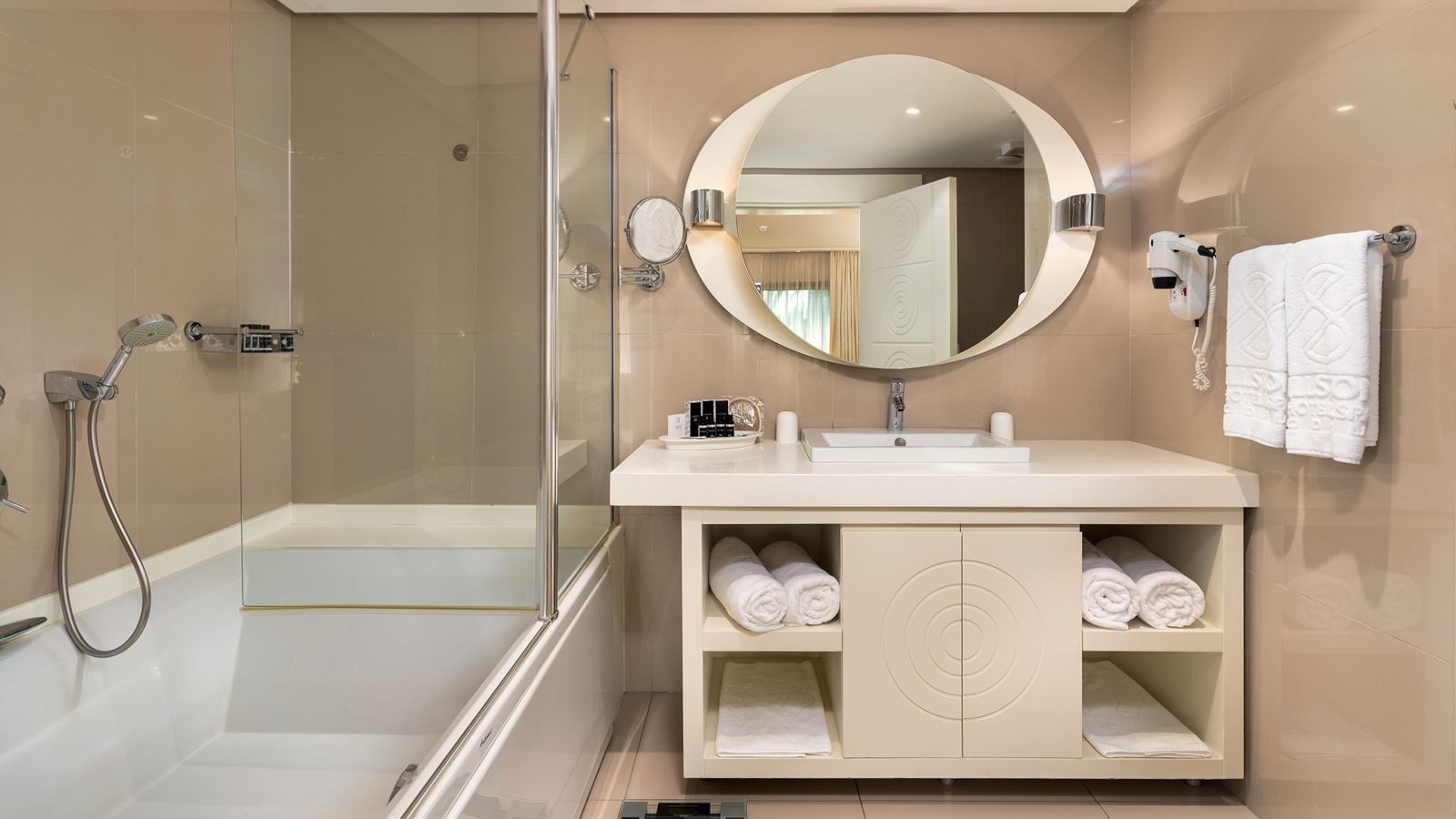 rooms-deluxe-room-garden-view