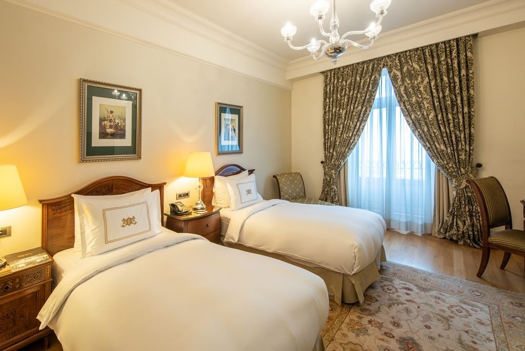 rooms-deluxe-pera-view-room
