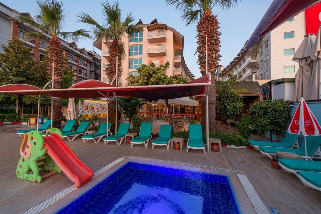 mini-club-outdoor-childrens-pool