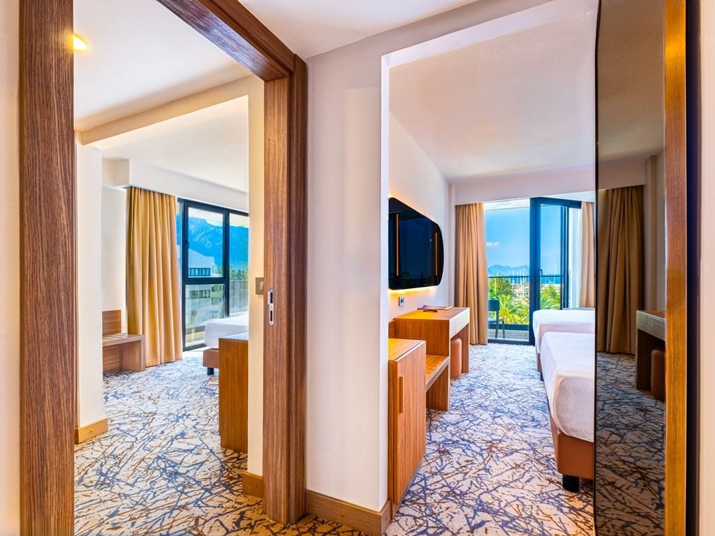 rooms-family-room-land-view-1-bathroom