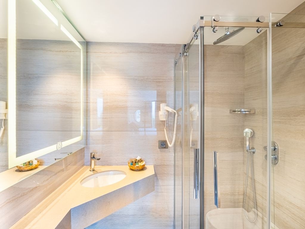 rooms-family-room-land-view-1-bathroom