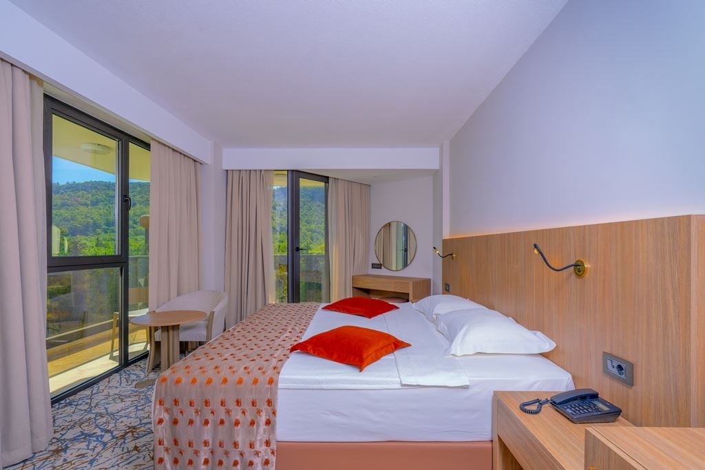 rooms-family-room-2--land-view---2-baths