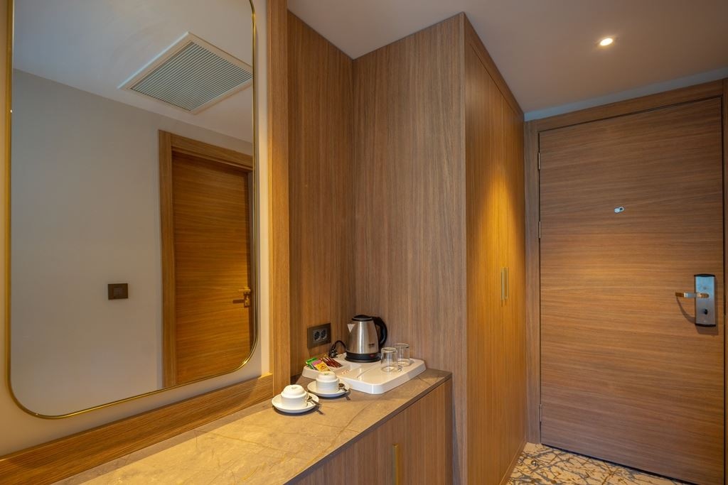 rooms-family-room-2--land-view---2-baths