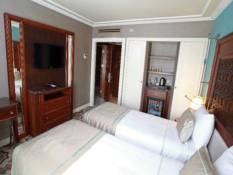 rooms-family-room-connecting-room