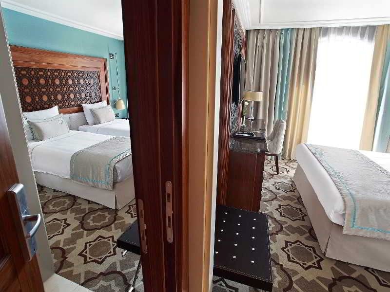 rooms-family-room-connecting-room