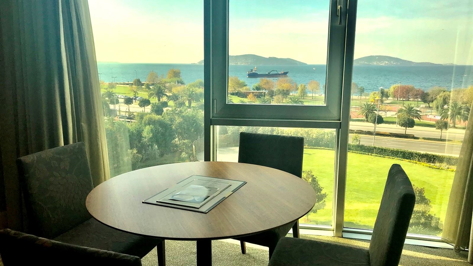 rooms-suite-king-size-bed