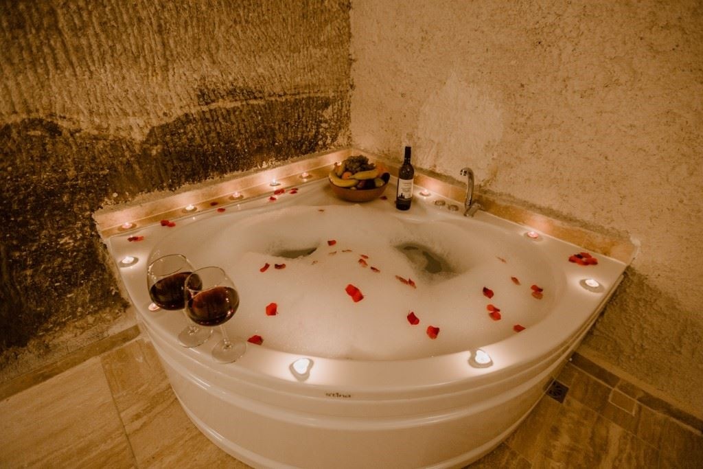 rooms-honeymoon-suite