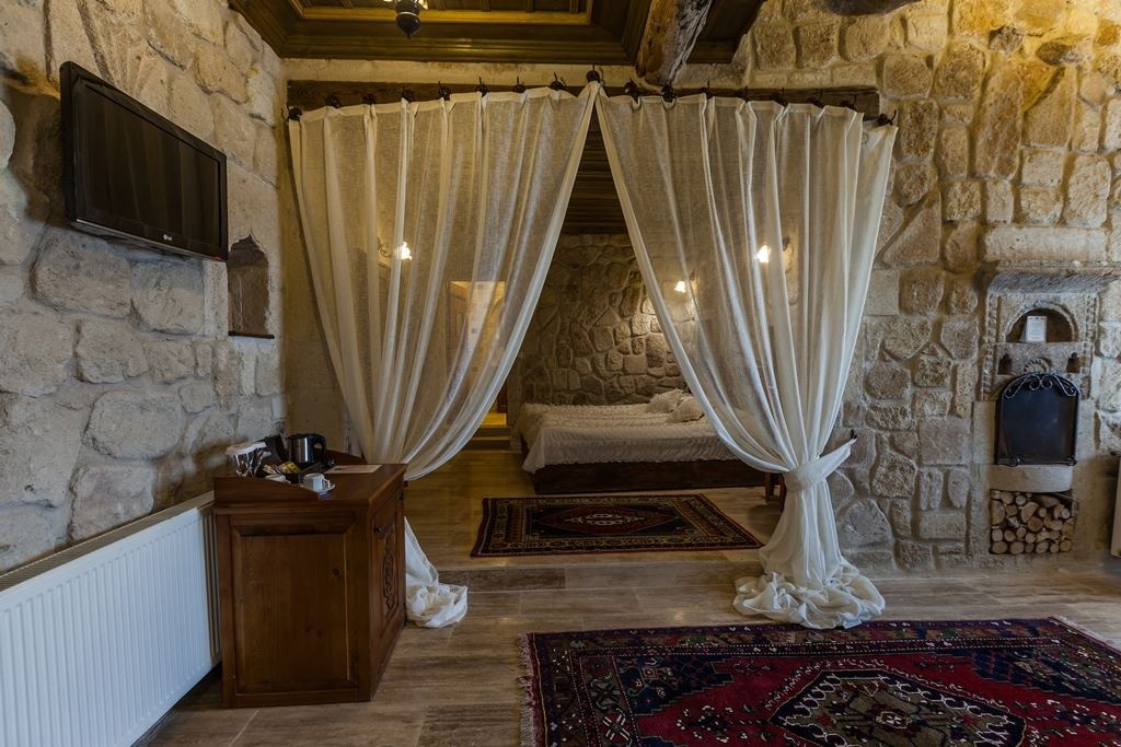 rooms-honeymoon-suite