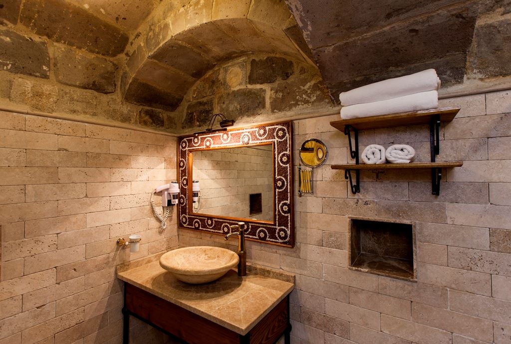 rooms-honeymoon-suite