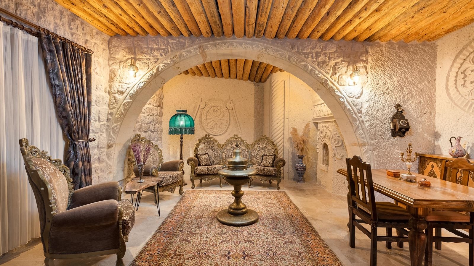 rooms-deluxe-king-suite