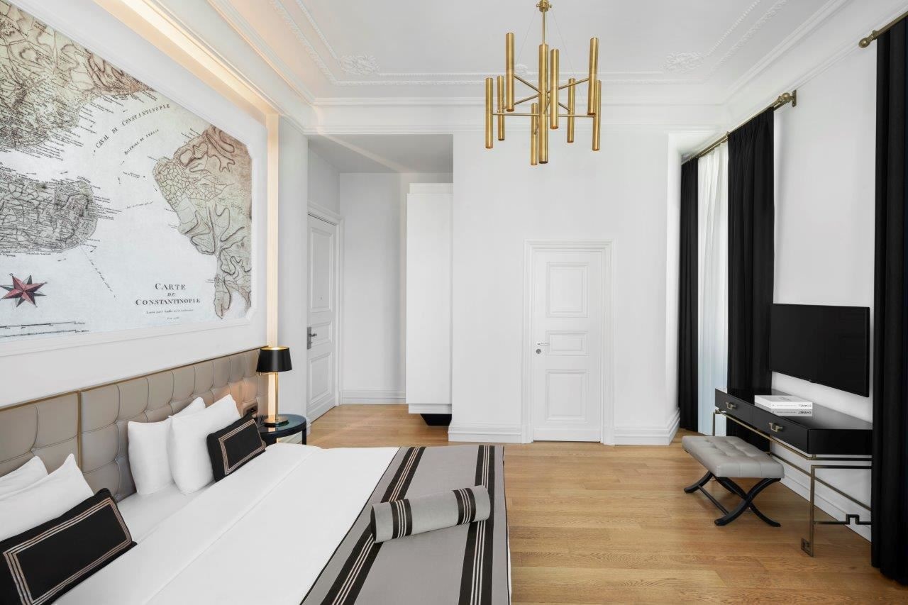 rooms-deluxe-taksim-square-view-double-room-queen-bed