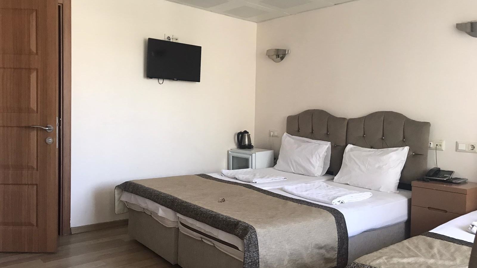 rooms-room-two-double-beds