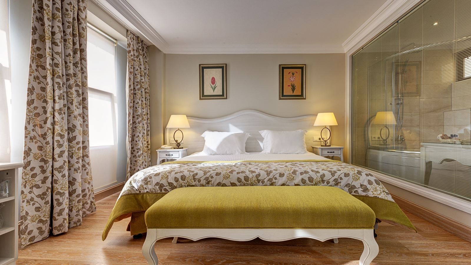 rooms-suite-queen-size-bed
