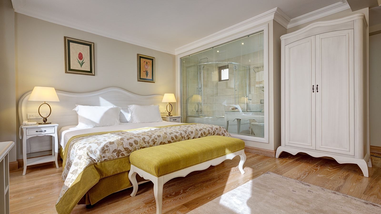 rooms-suite-queen-size-bed