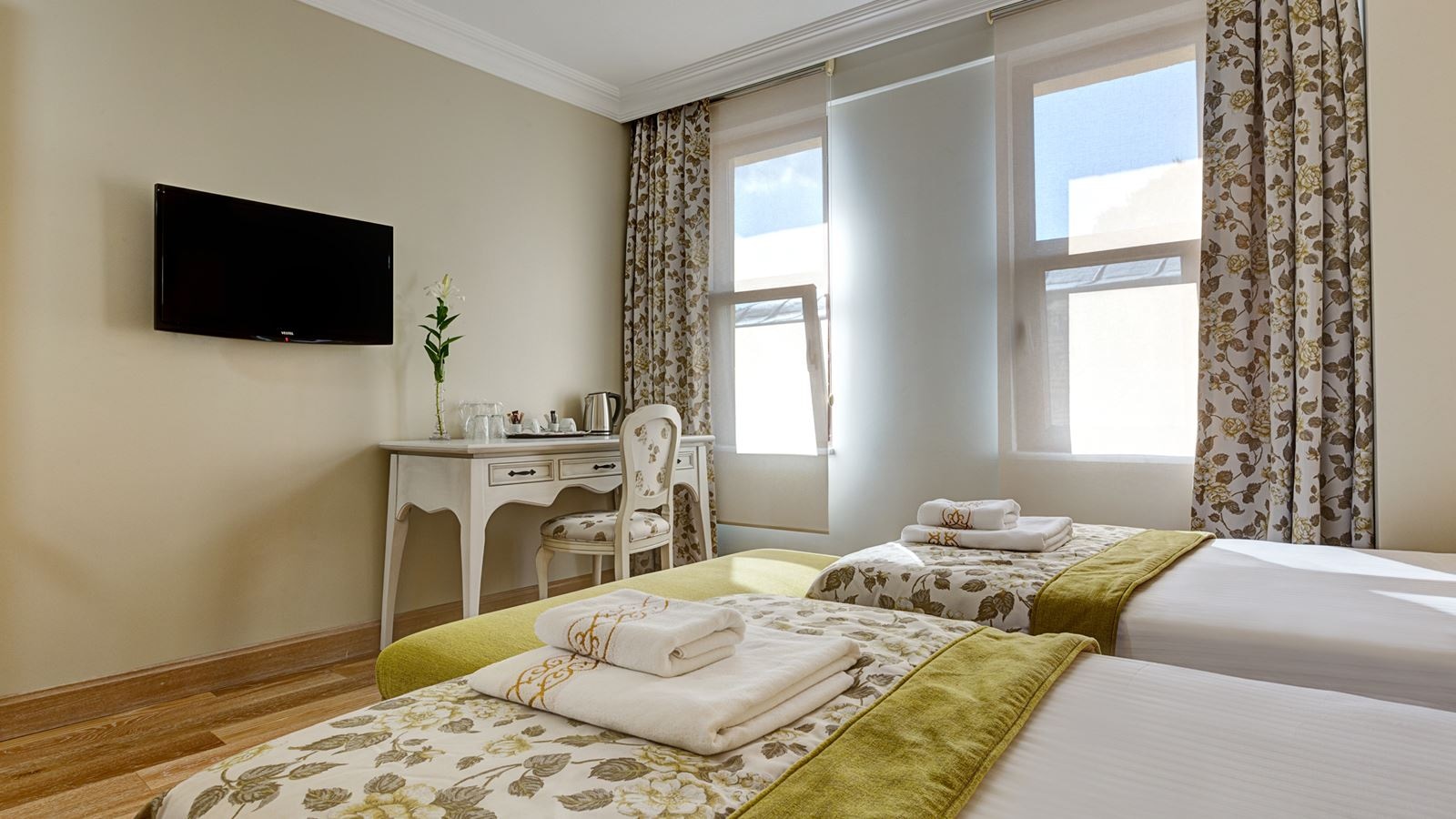 rooms-family-room-connecting-room