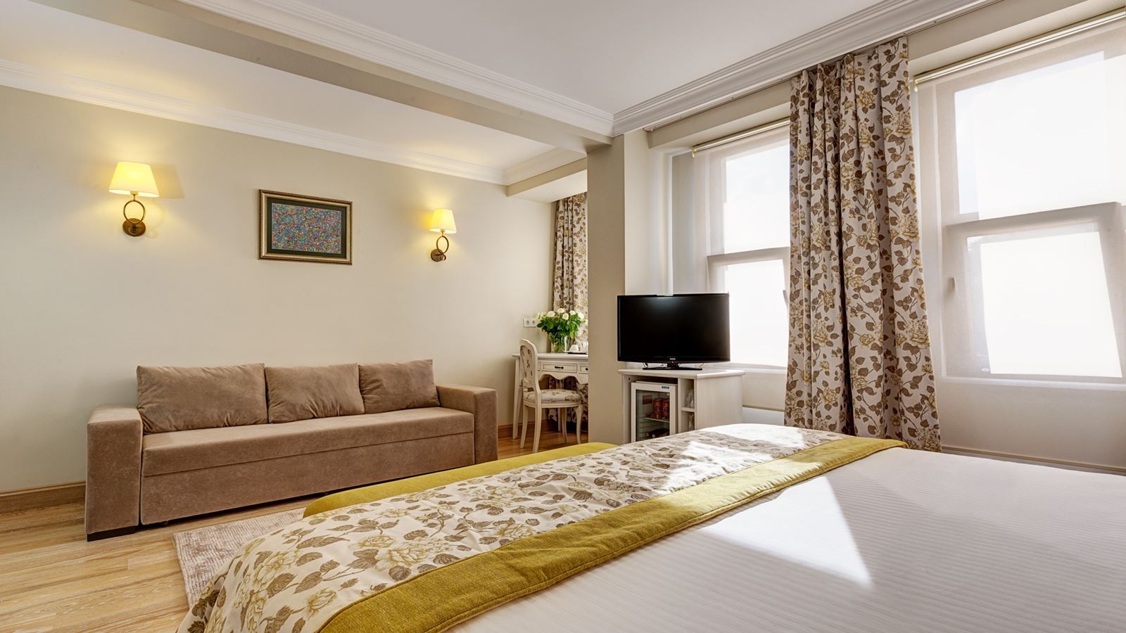 rooms-suite-queen-size-bed