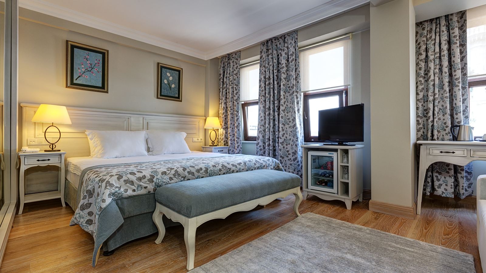 rooms-suite-queen-size-bed