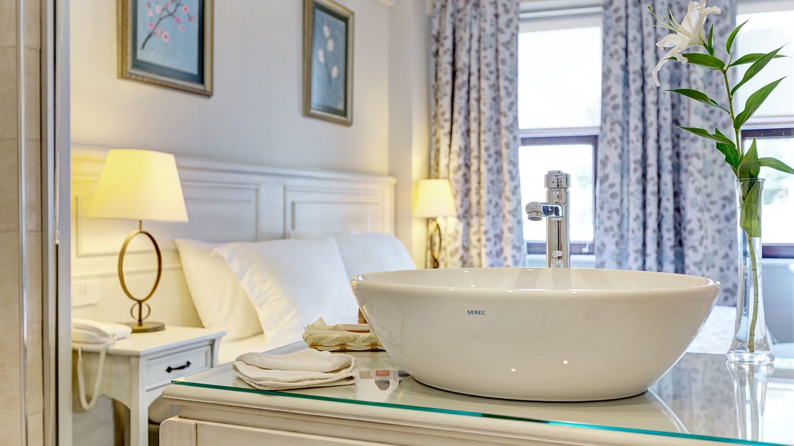 rooms-suite-queen-size-bed