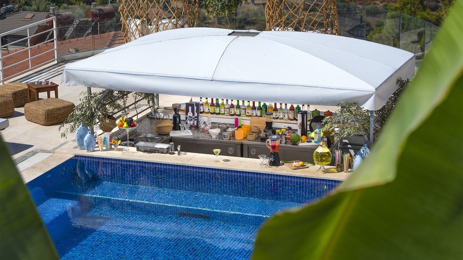 bars-at-the-poolside