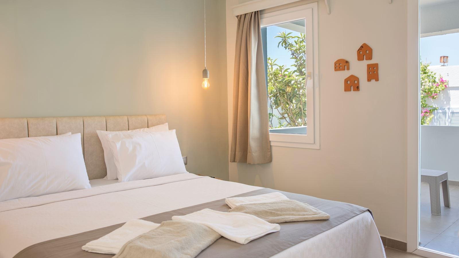 rooms-economy-family-room