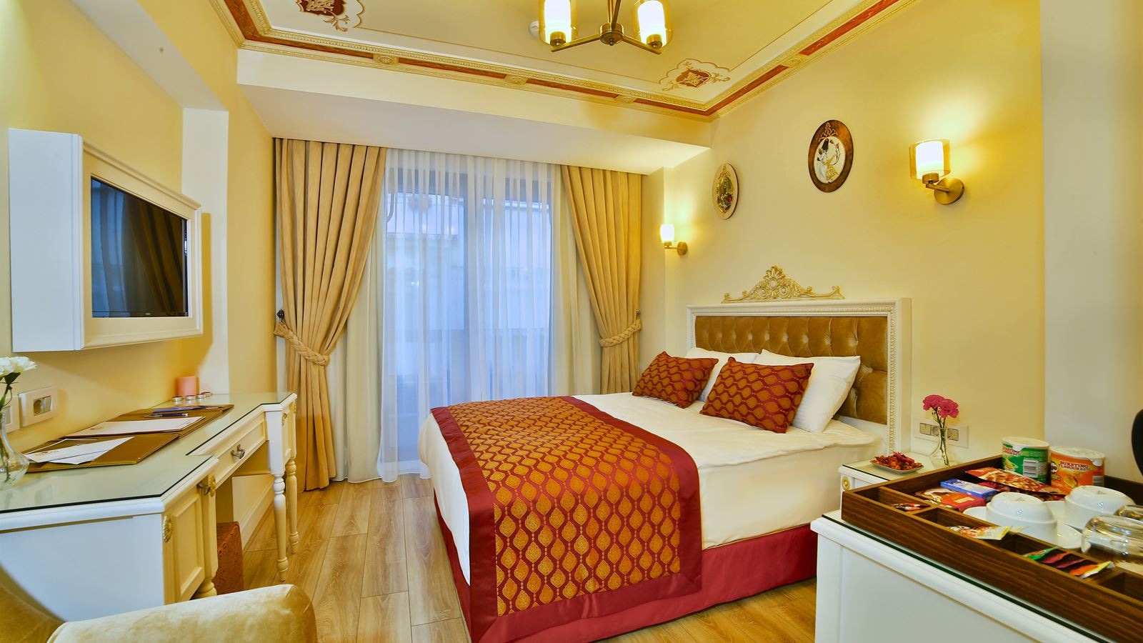 rooms-deluxe-room-street-or-garden-view