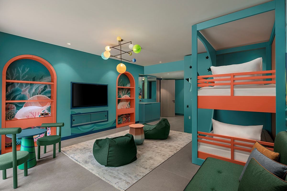 rooms-theme-deluxe-family-room-forest-view