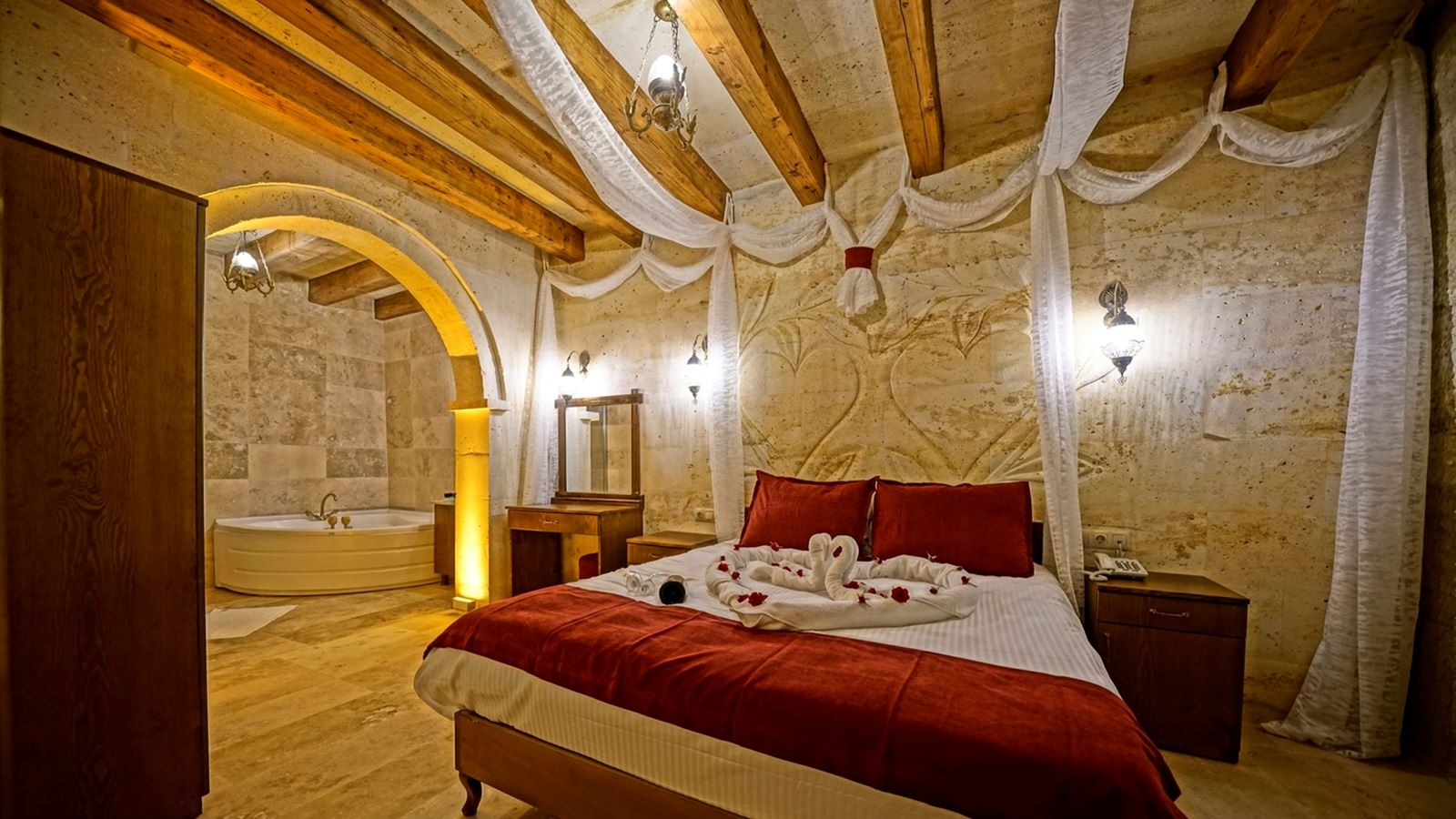 rooms-family-and-honeymoon-suite-room