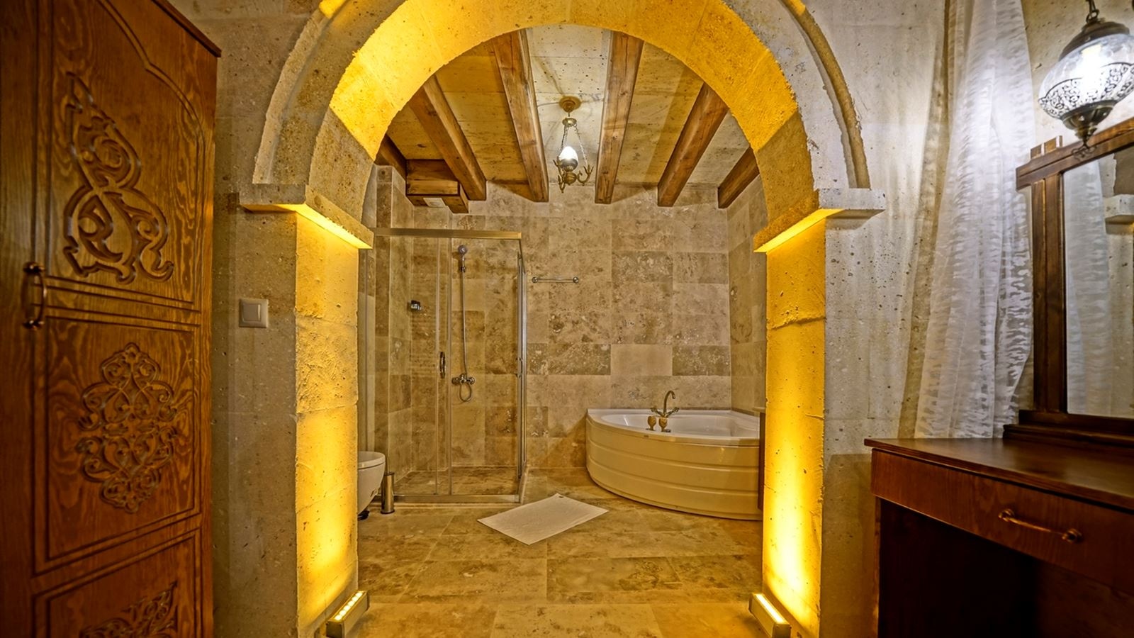 rooms-family-and-honeymoon-suite-room