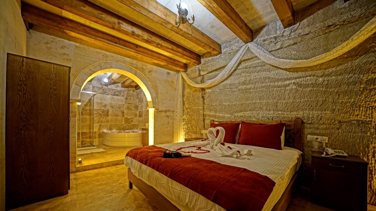 rooms-family-and-honeymoon-suite-room