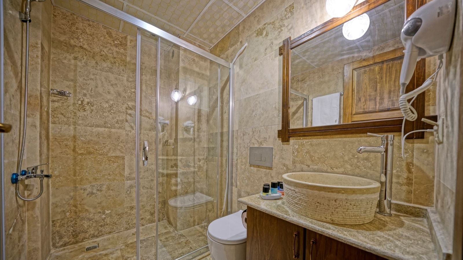 rooms-deluxe-with-balcony-room