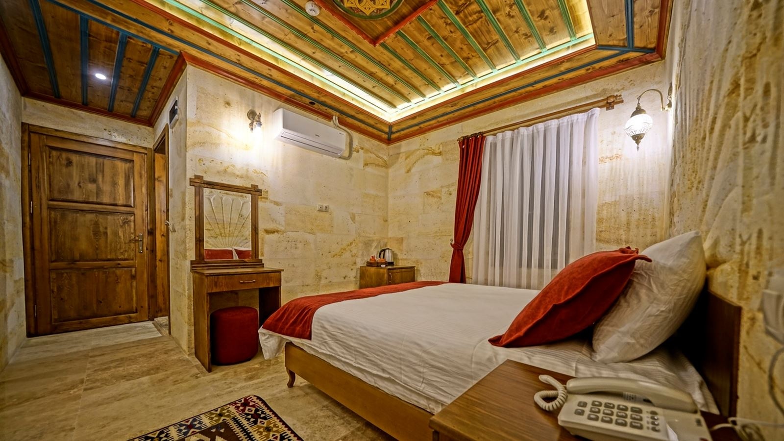 rooms-deluxe-with-balcony-room