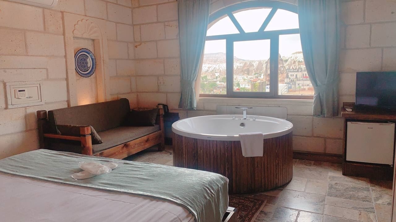 rooms-superior-jacuzzi-room-with-view