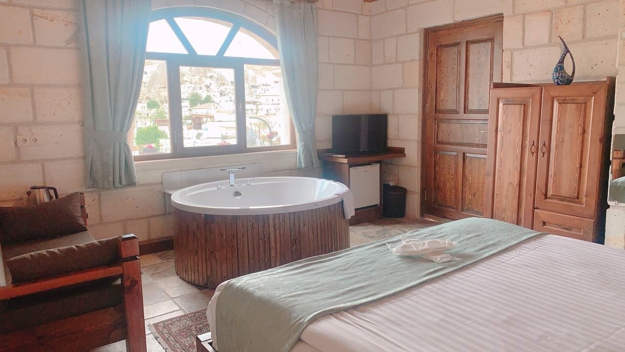 rooms-superior-jacuzzi-room-with-view