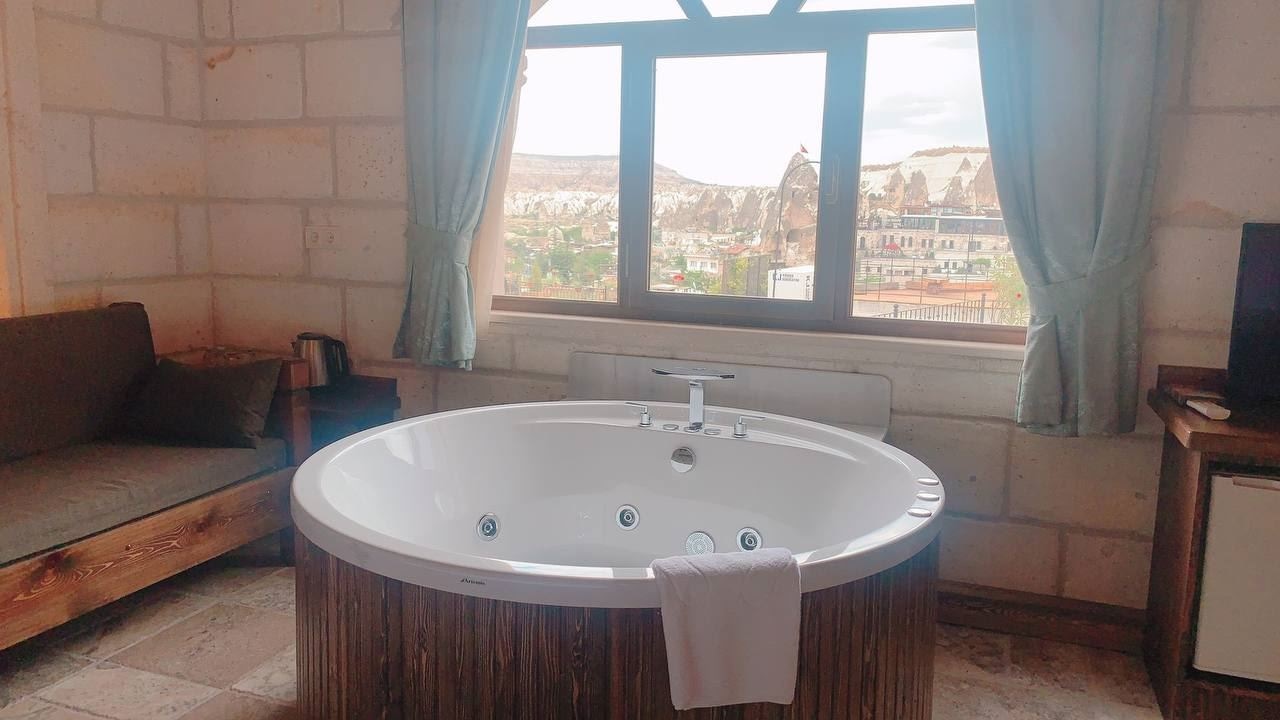rooms-superior-jacuzzi-room-with-view
