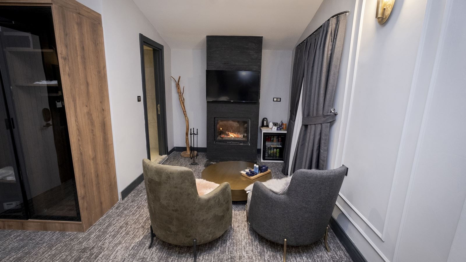 rooms-luxury-suitefireplace-room