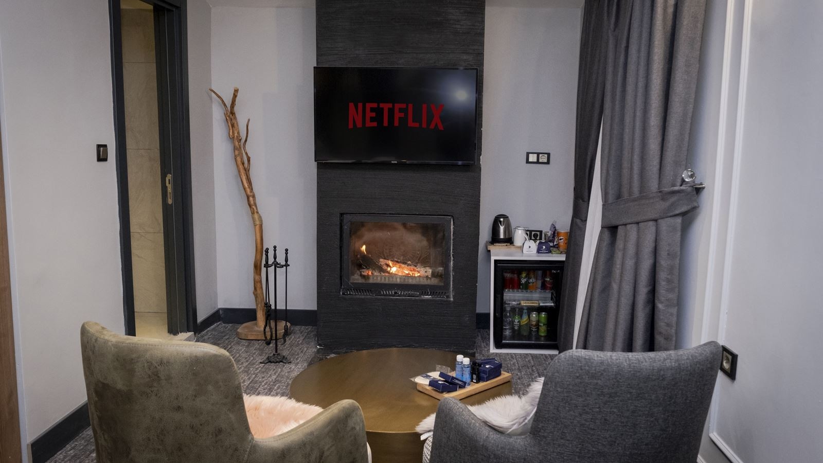 rooms-luxury-suitefireplace-room