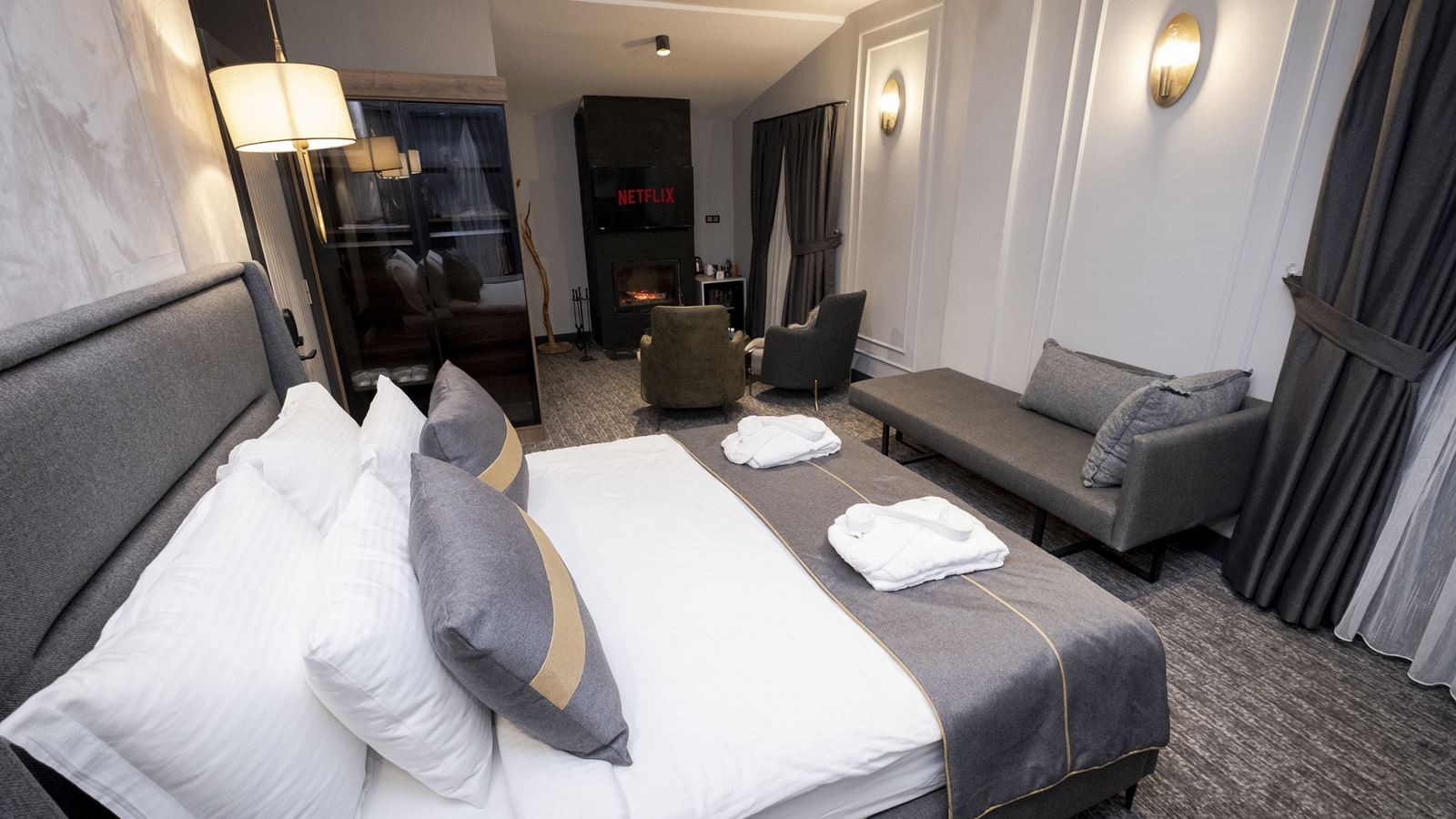 rooms-luxury-suitefireplace-room