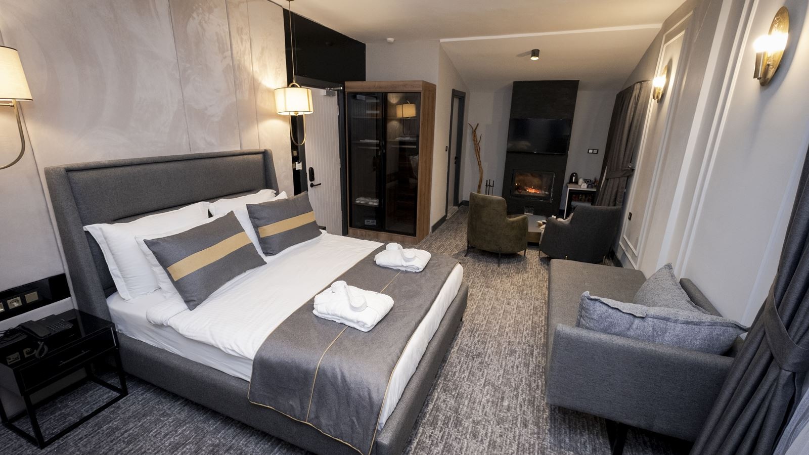 rooms-luxury-suitefireplace-room