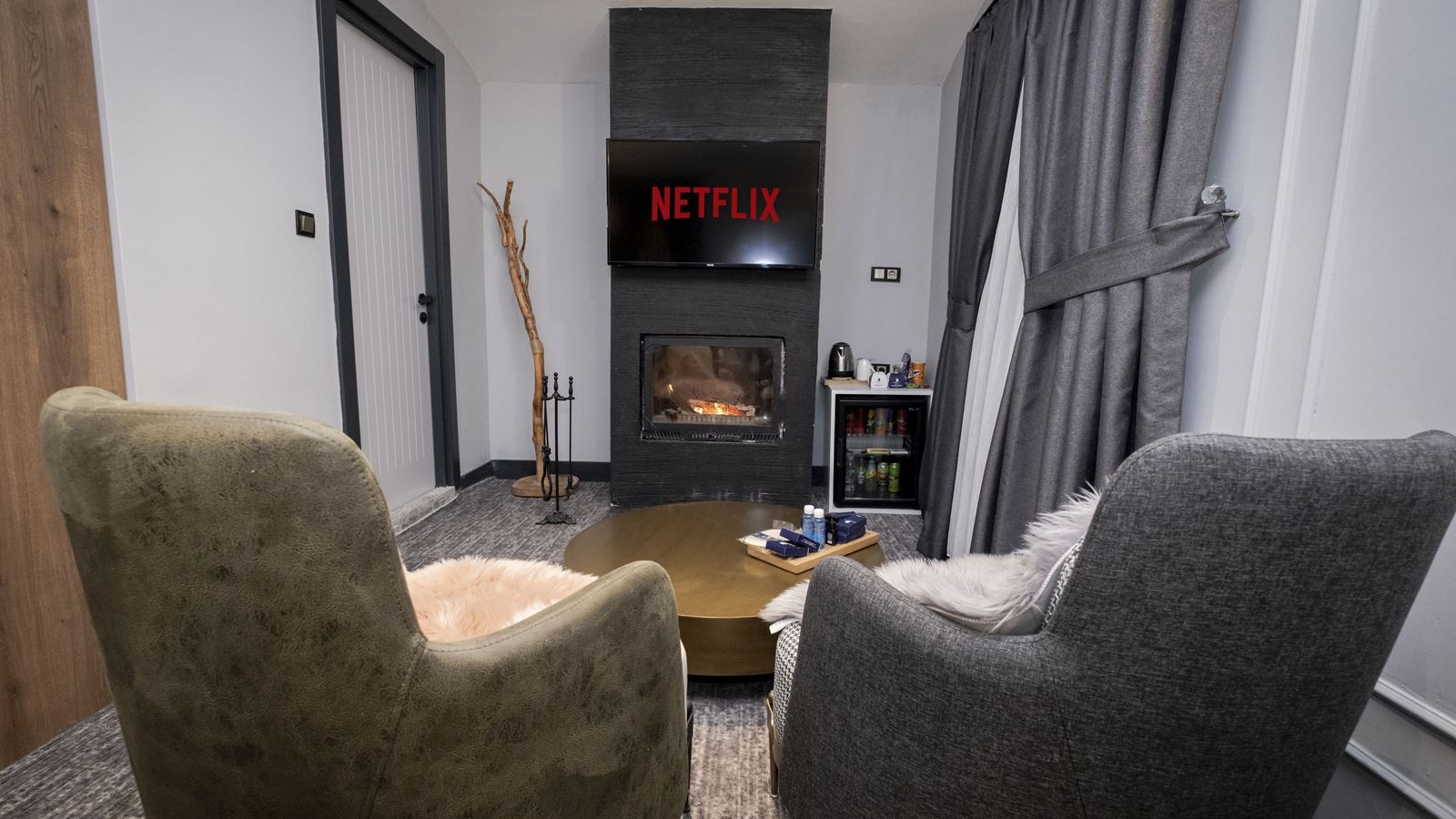 rooms-luxury-suitefireplace-room