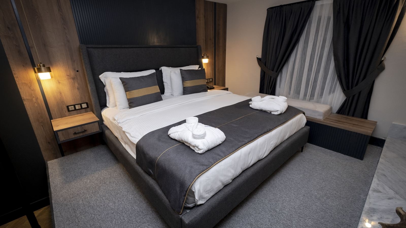 rooms-presidential-suitefireplace-+-jaccuzi-room