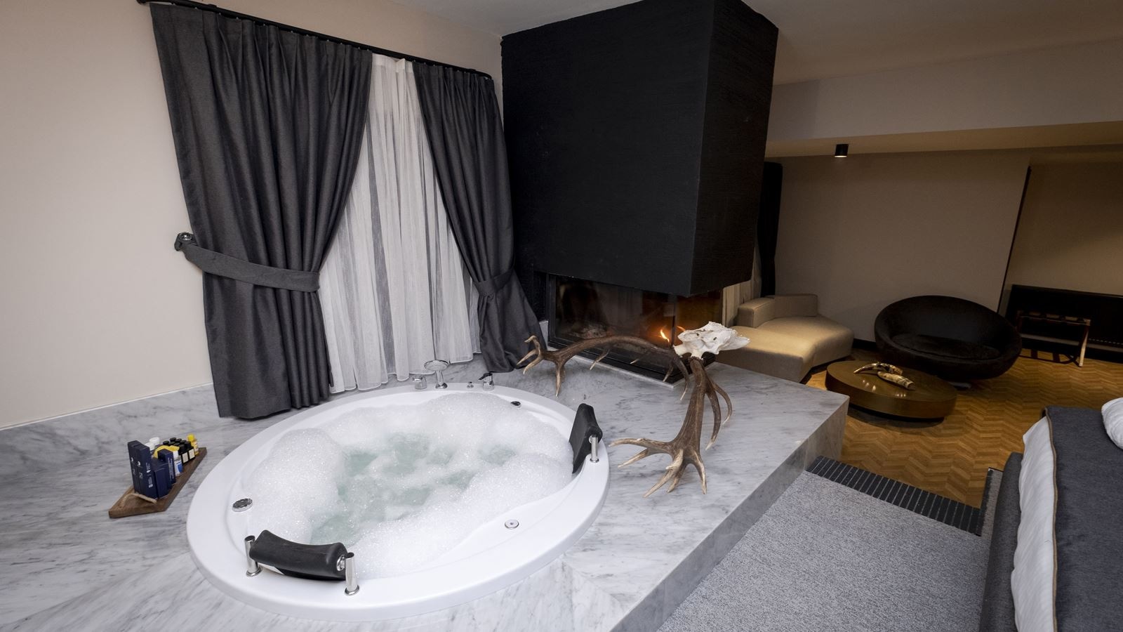 rooms-presidential-suitefireplace-+-jaccuzi-room