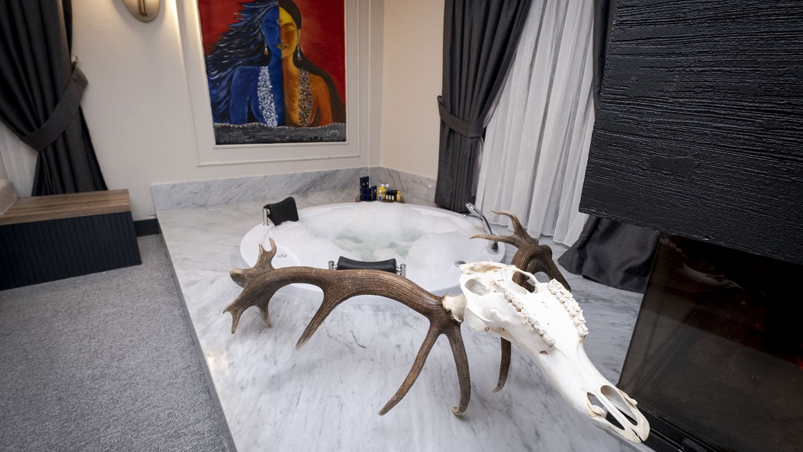 rooms-presidential-suitefireplace-+-jaccuzi-room