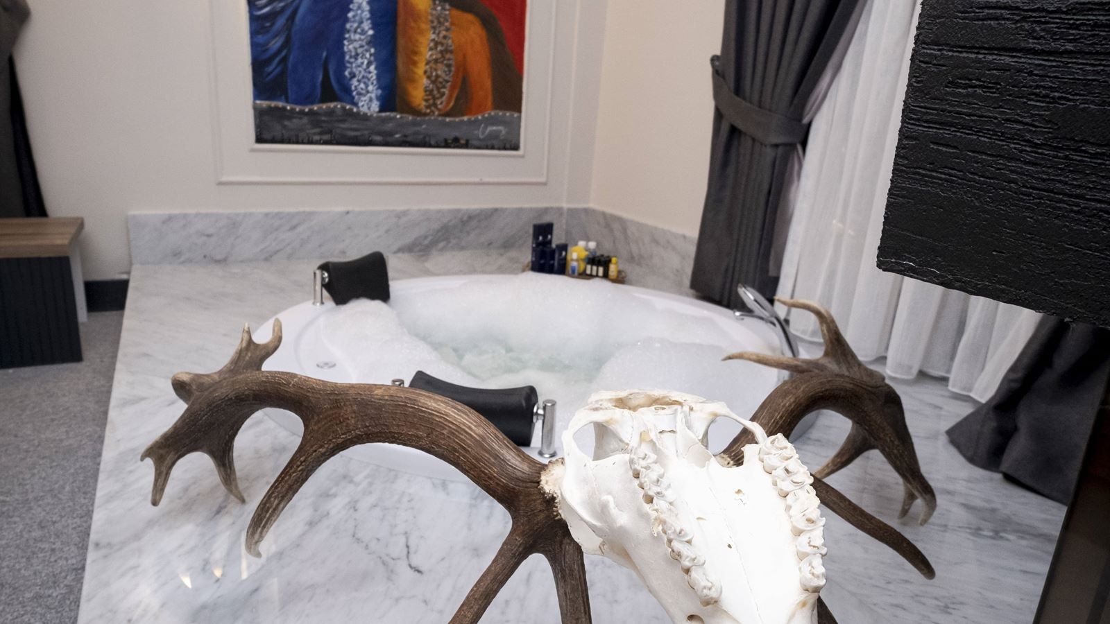 rooms-presidential-suitefireplace-+-jaccuzi-room