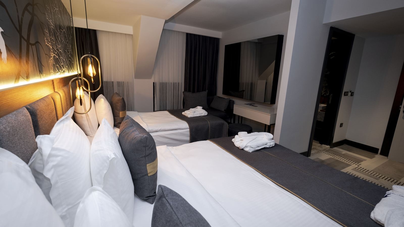 rooms-presidential-suitefireplace-+-jaccuzi-room