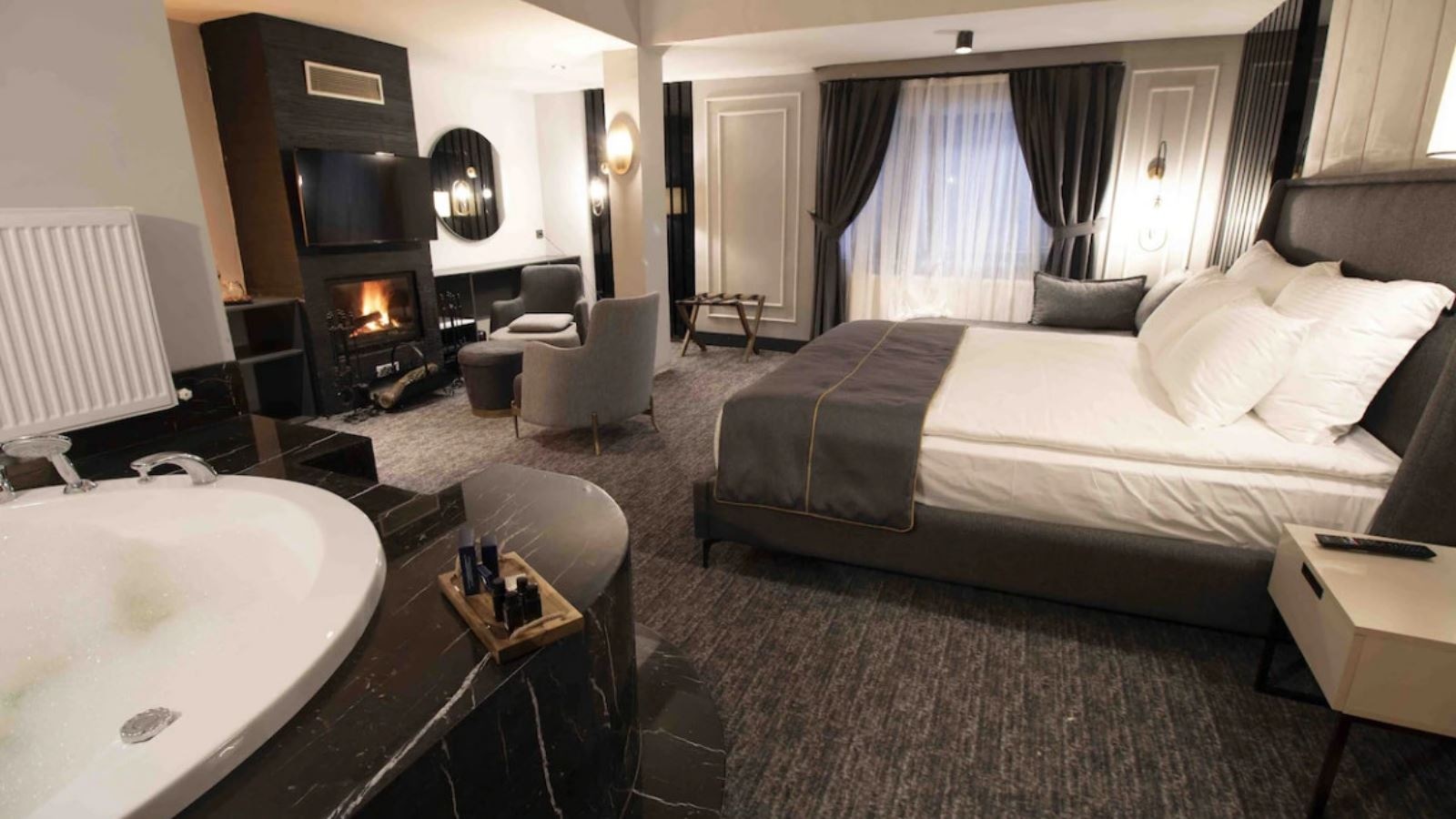 rooms-luxury-suitefireplace-+-jaccuzi-room