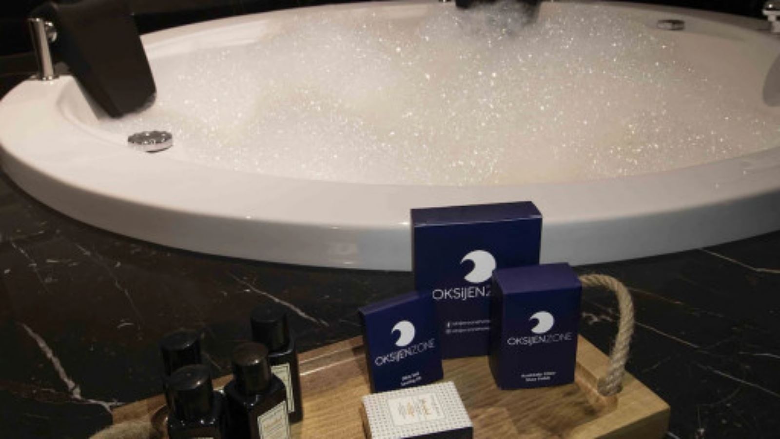 rooms-luxury-suitefireplace-+-jaccuzi-room