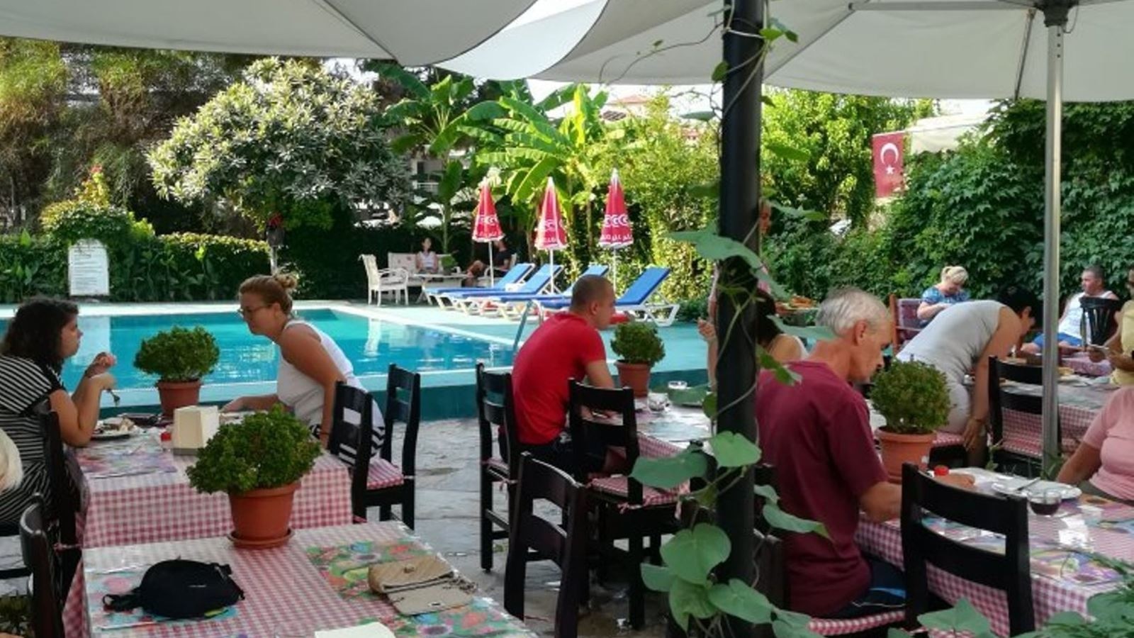 restaurants-pool-bar